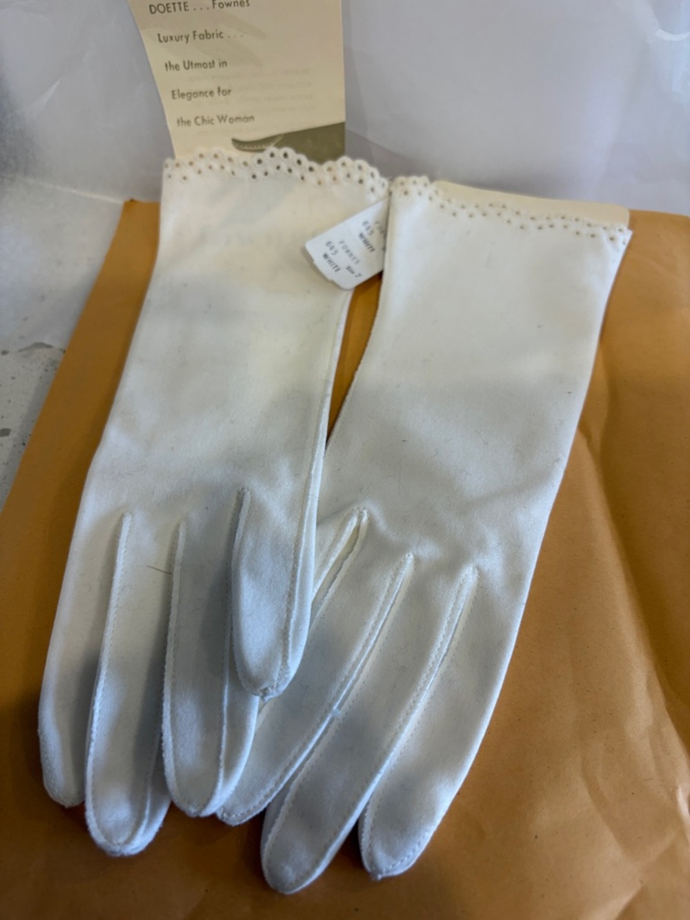 Doette White Scalloped Trim Ladies' Gloves VINTAGE - Picture 2 of 5